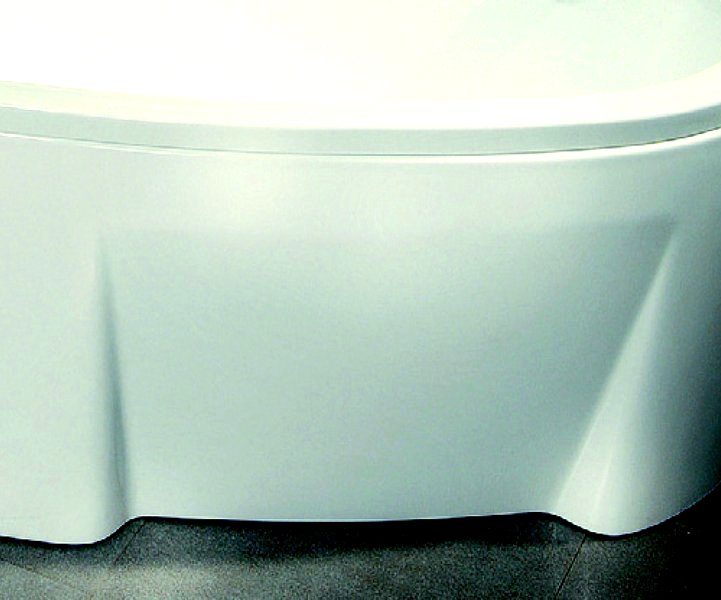 Gros plan sur le tablier et son accès facile à la baignoire Asymmetric Gros plan du tablier de la baignoire Asymmetric permettant un accès facile à celle-ci